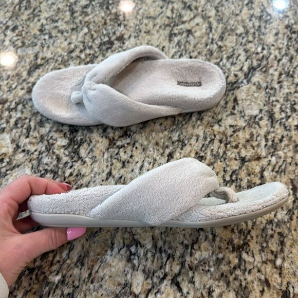 Vionic Soft Plush Slippers in cream off white color size 8 - Picture 3 of 5
